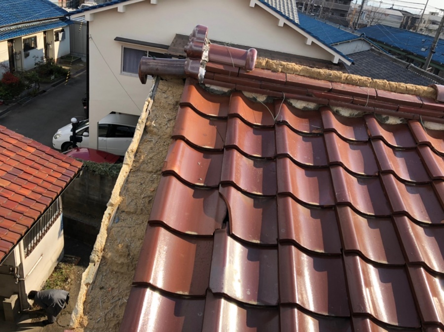 屋根瓦の端しも飛んだ