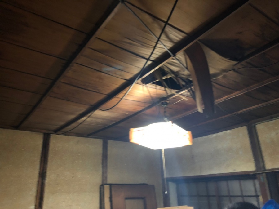 雨漏れで天井がめくれた