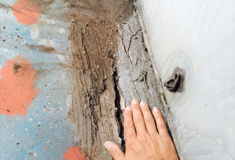 羽曳野市古市でコーキングの下に雨水が溜まり、手で押すと剥がれる雨漏りの深刻な状況