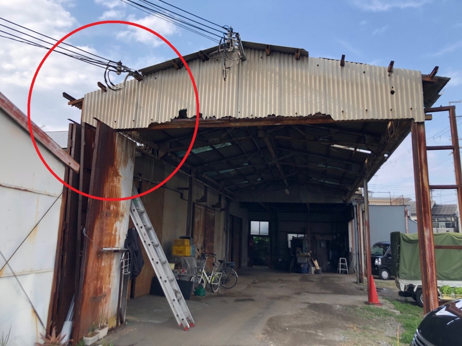 倉庫の屋根が飛んだ