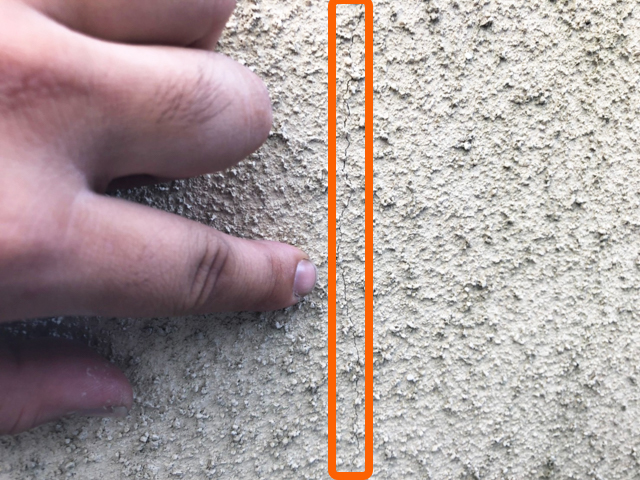 台風でスレートが吹き飛び断熱材が完全に露出してしまった工場屋根の危険な状態