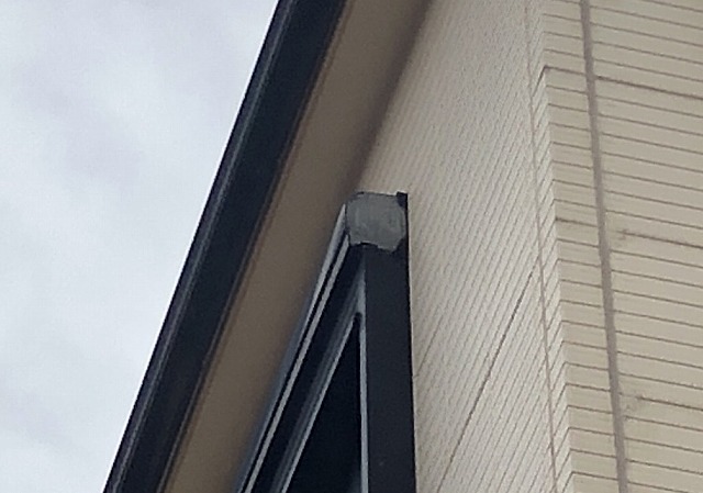 シャッターの側面が欠けている