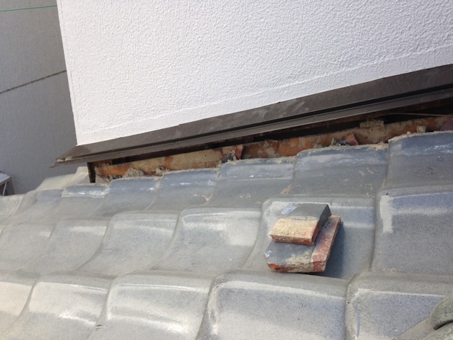 瓦と葺き土（泥）を撤去した状態