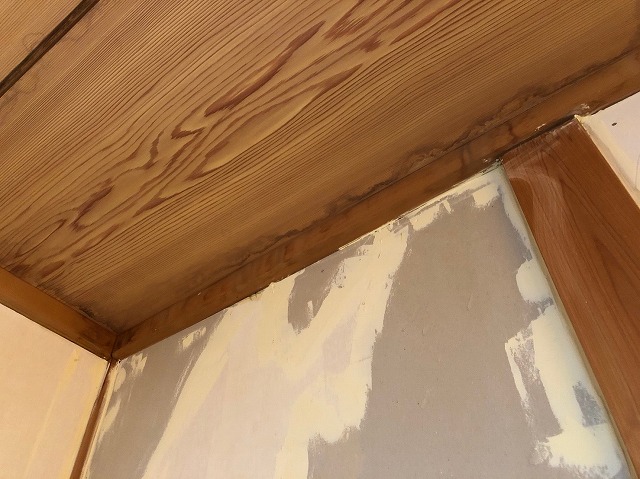 壁に雨漏れ