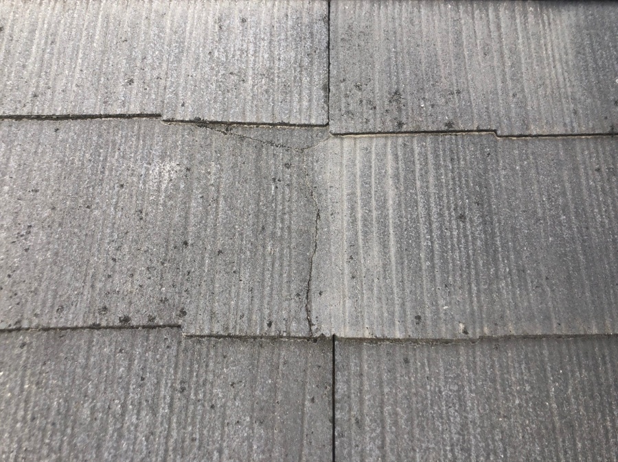 八尾市　屋根にヒビ