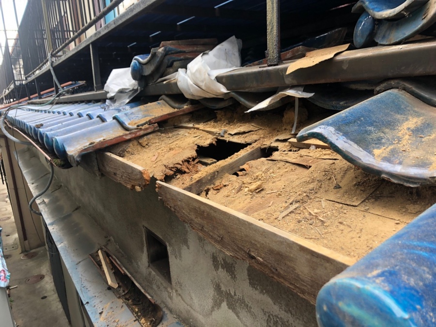 雨漏りで下地が腐っていた