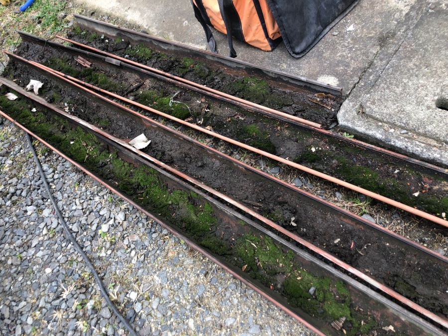 樋にごみがたまる