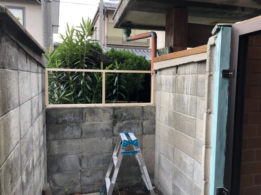 木で枠を作った