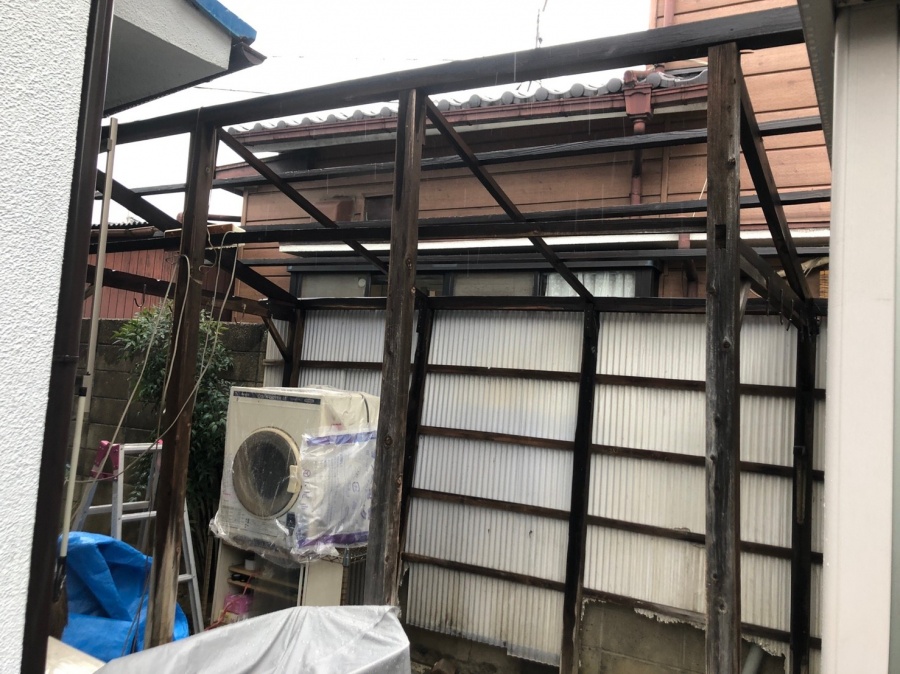 木製の自転車置き場