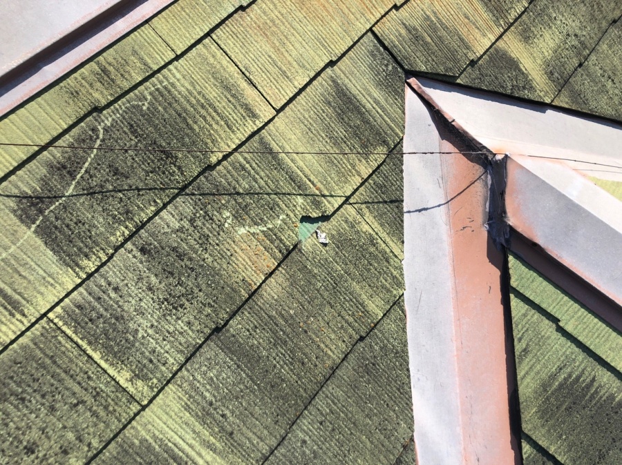 屋根が割れている