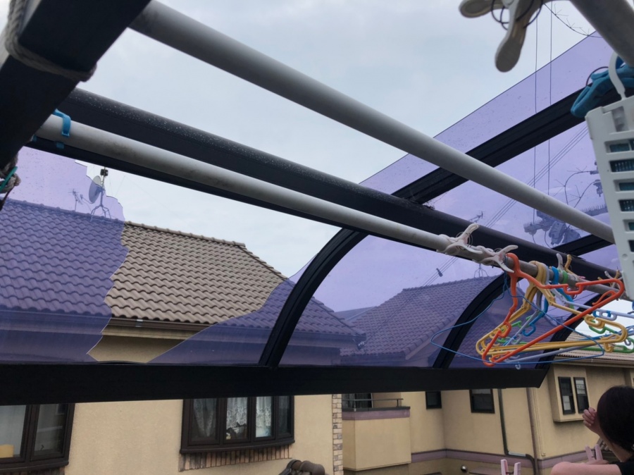 テラスの屋根が割れた