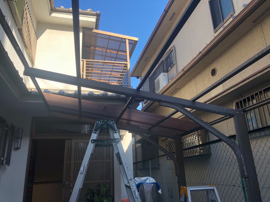 波板貼り施工中