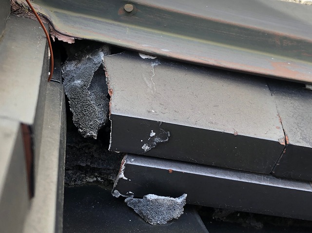 のし瓦の漆喰が無い