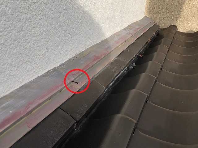 板金の釘が抜けている