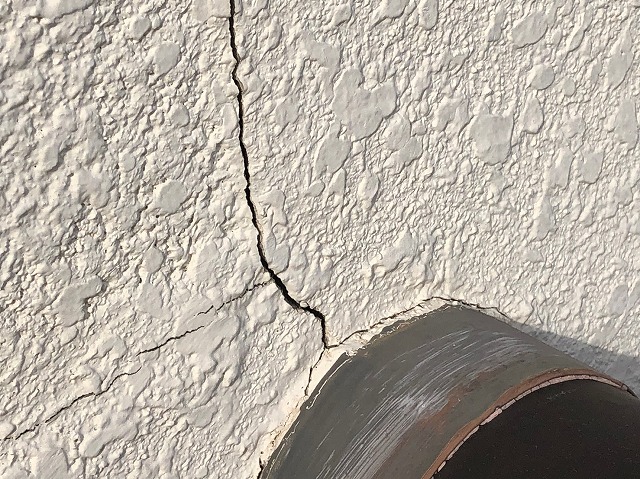 外壁にヒビ割れ