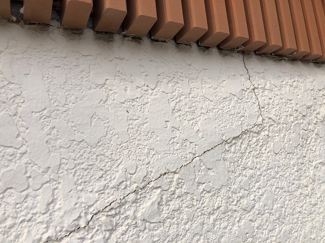 壁にクラック