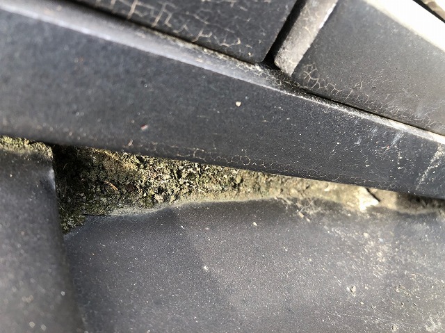 漆喰がめくれている