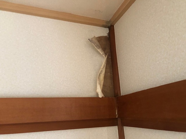 壁に雨漏れ