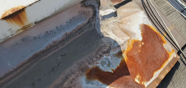 板金に錆びと補修の跡