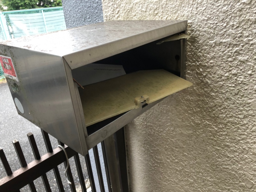 ポストの蓋が割れた