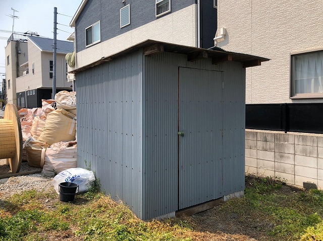 トタンの小屋