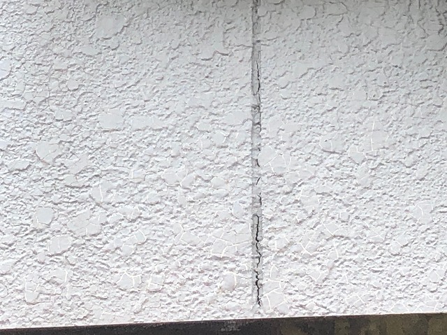 外壁目地にヒビ