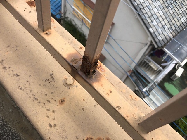 手すりに錆び