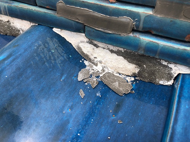 漆喰の表面がめくれた