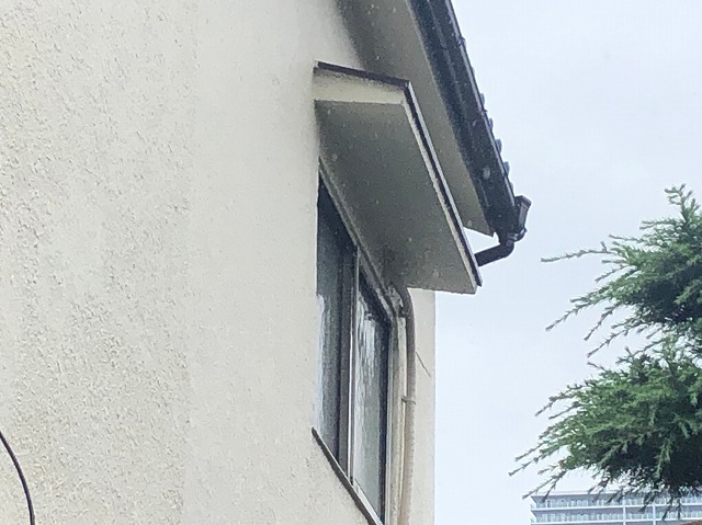 樋から雨があふれる