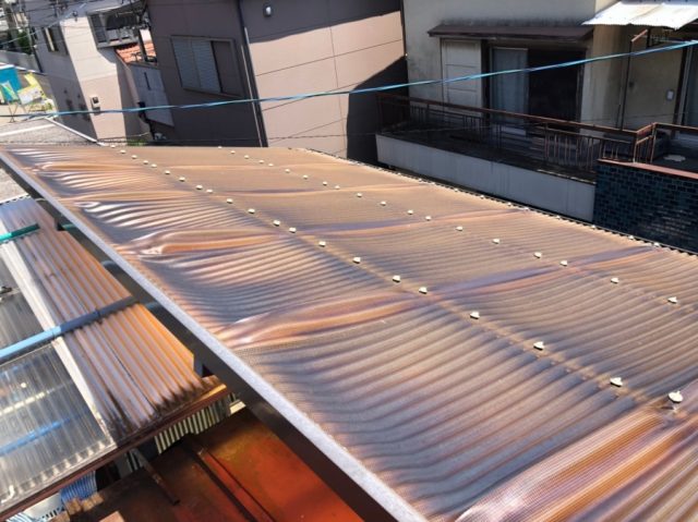 波板が変形している