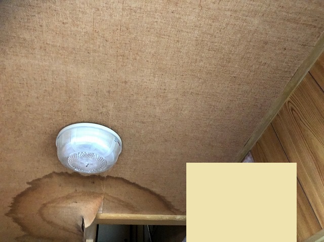 天井に雨漏り