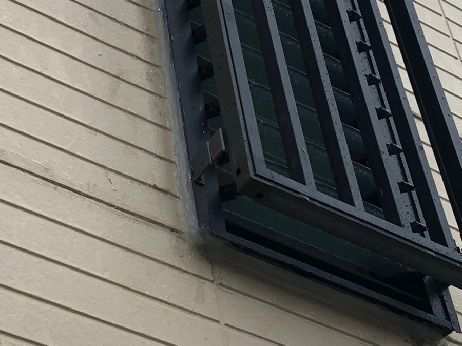 窓周りにシール