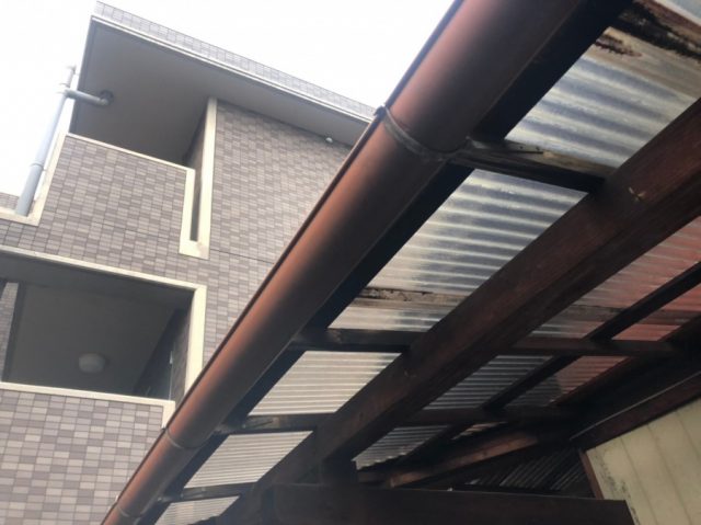 樋を針金で固定