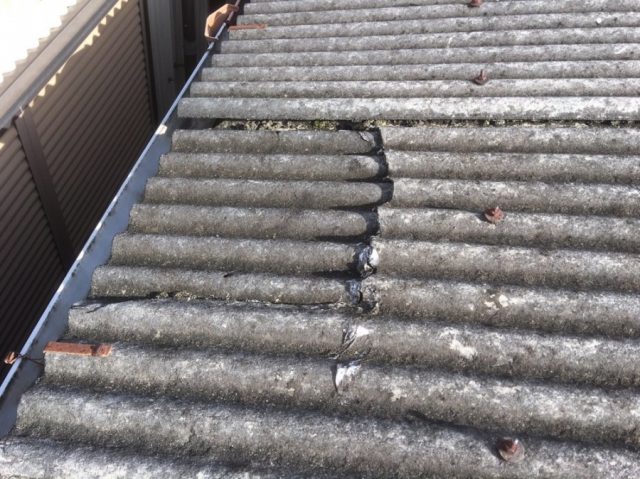 屋根が割れている