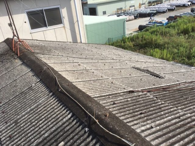 小波スレートの屋根