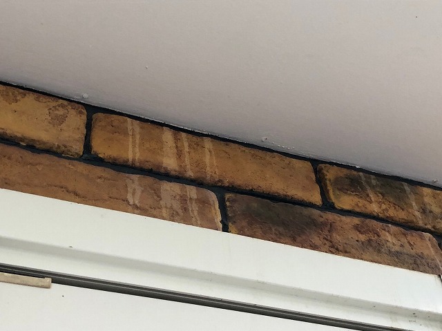 玄関の上に雨の跡