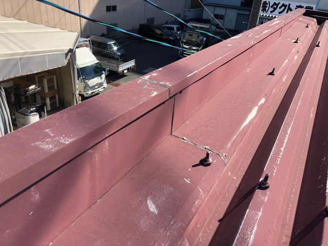 工場_雨漏り_折半屋根_笠木