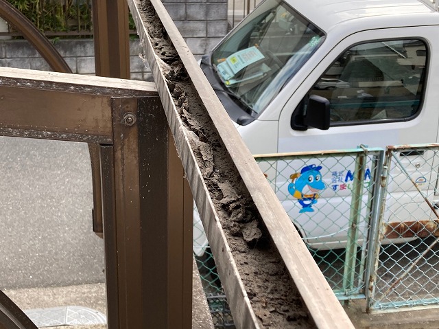 カーポートの樋に埃