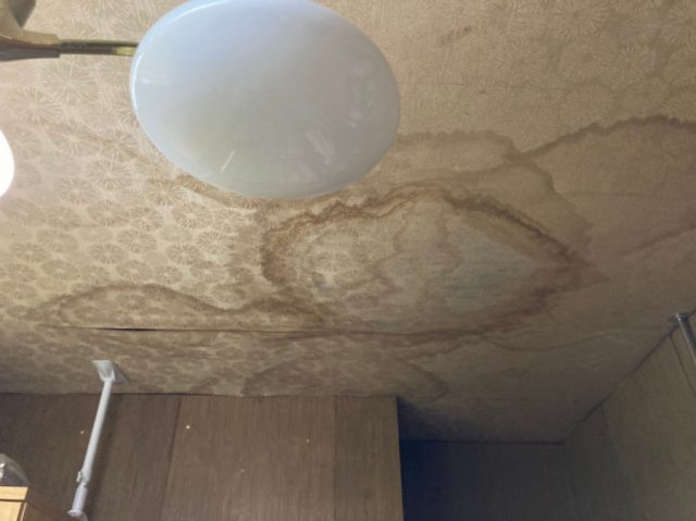 雨漏りでシミができた天井