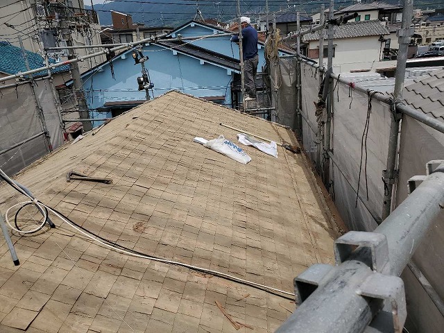 瓦の撤去