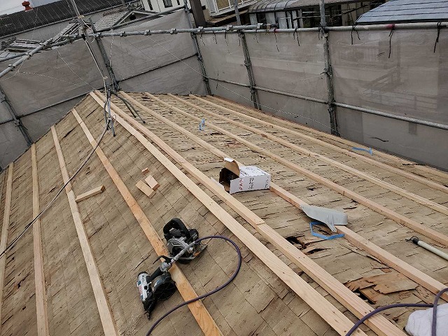 屋根下地桟打ち