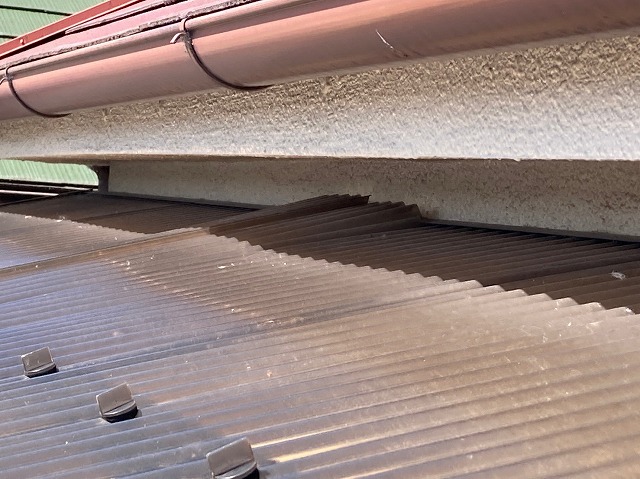 波板が外れている