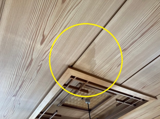 和室の天井にシミ