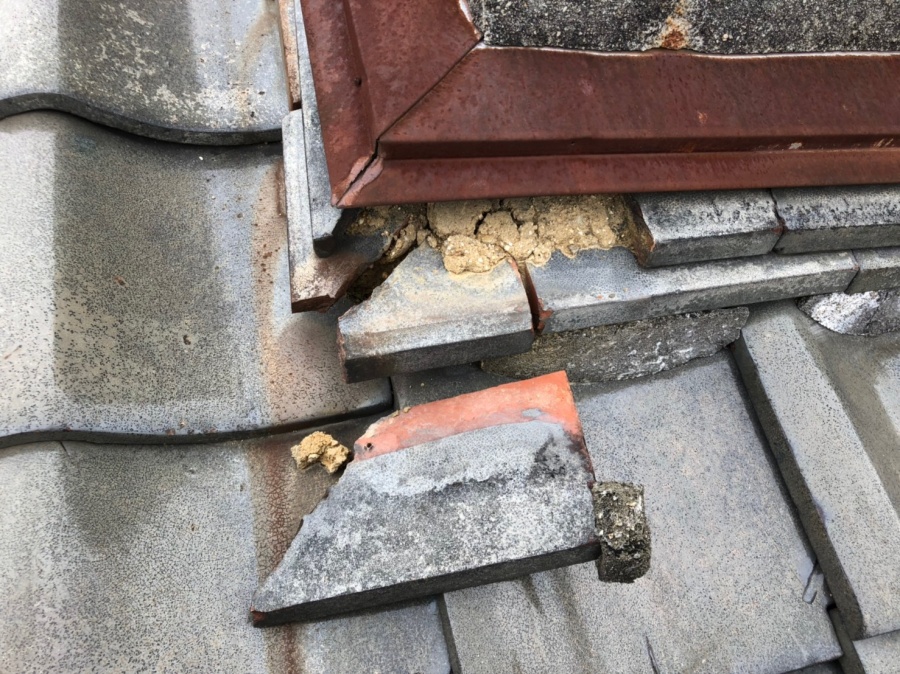 瓦がずれている