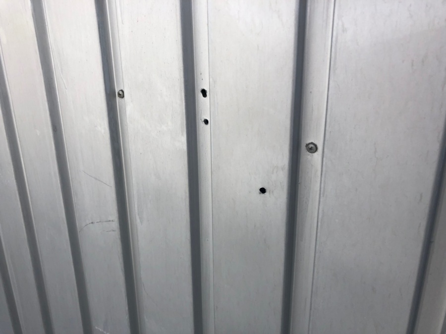 壁の穴をコーキングで補修