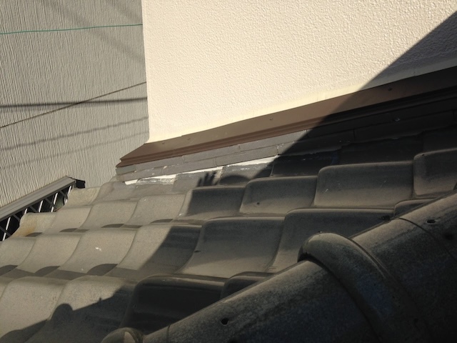 八尾市若林町でののし瓦積み替え部分修理が完了した様子。