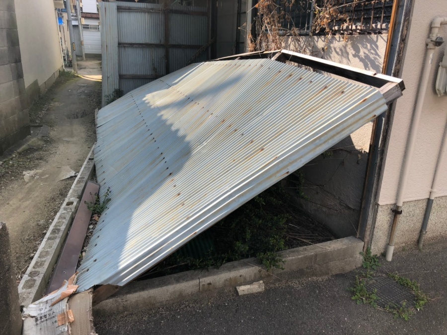 目隠しが倒れた