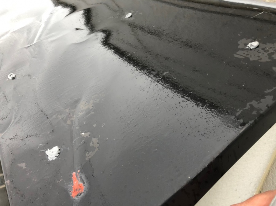 ビスの上にシリコンを施工