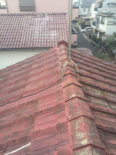 柏原市法善寺の屋根カバー工法前。アンテナ周辺の屋根材の劣化状況