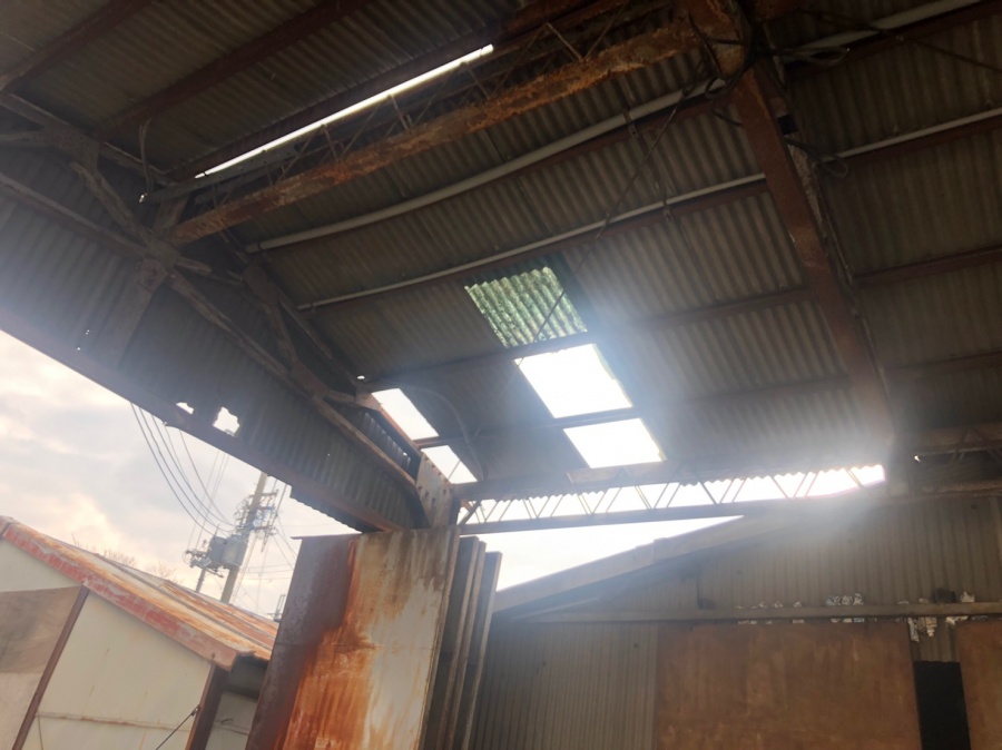 明り取りが割れて飛んだ